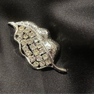 Vintage Rare  Clear Rhinestone Leaf Flower Silver Tone Brooch Pin